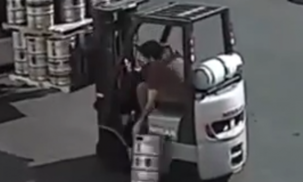 Heftruckchauffeur heeft goeie reflexen